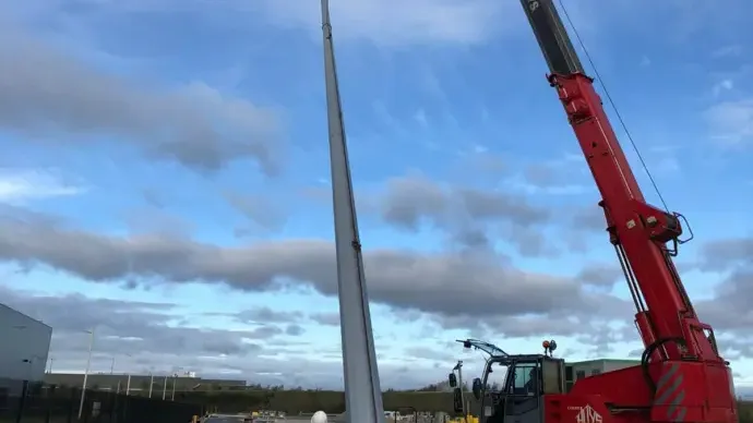 Het installeren van lichtmasten door OVI Group