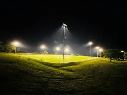Avondopname van een voetbalcomplex met LED-veldverlichting