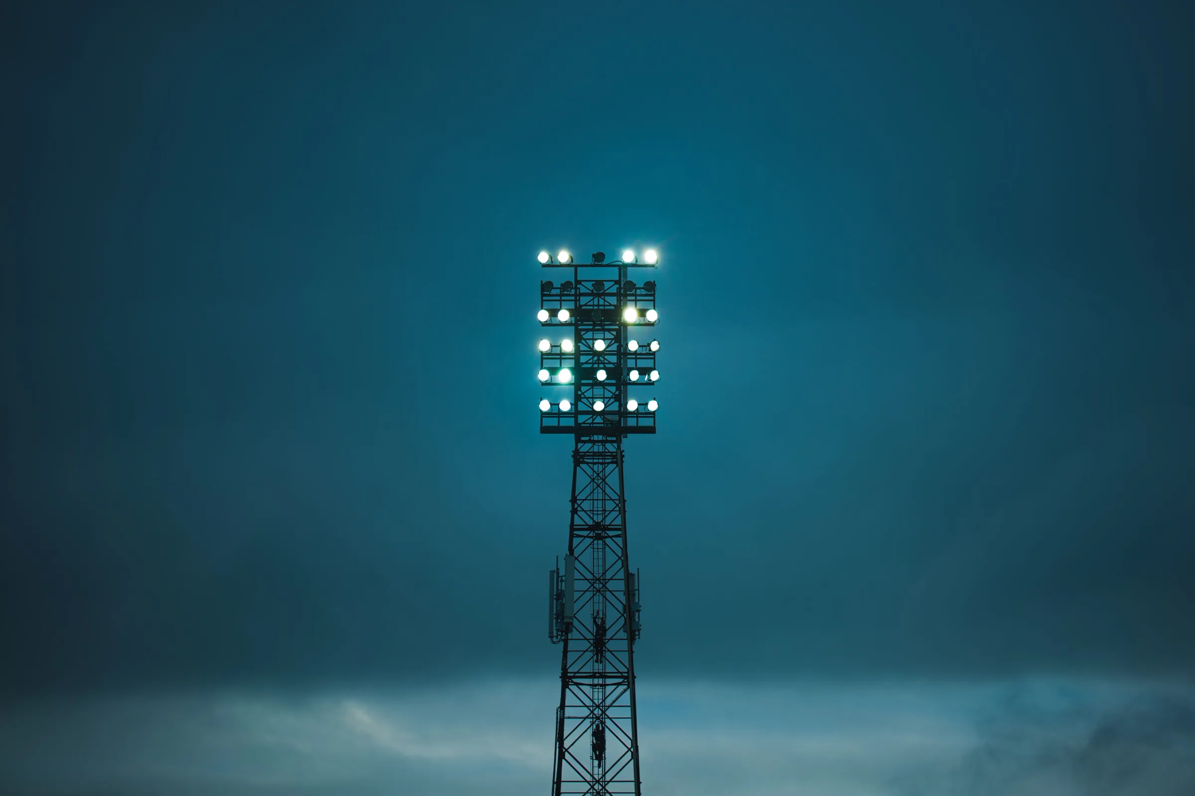 LED-lichtmast van 35 meter bij stadion De Adelaarshorst in Deventer