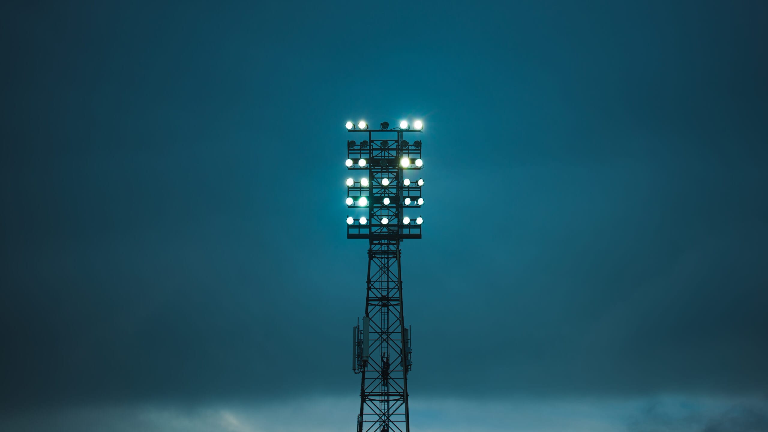 Lichtmast met LED-verlichting bij stadion De Adelaarshorst in Deventer