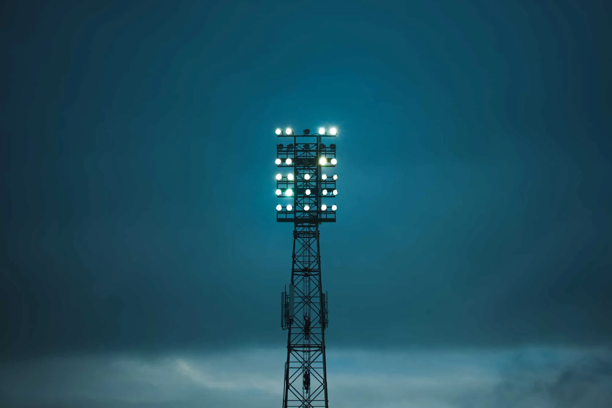 Lichtmast met LED-verlichting bij stadion De Adelaarshorst in Deventer