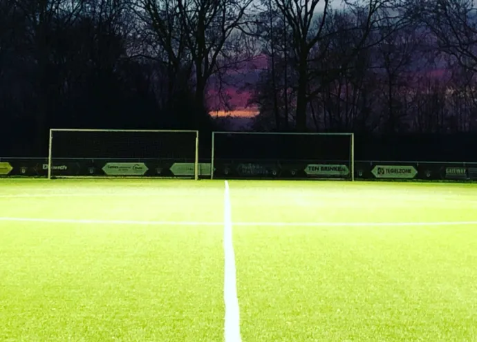 LED-verlichting op het trainingsveld van SV Enter Vooruit