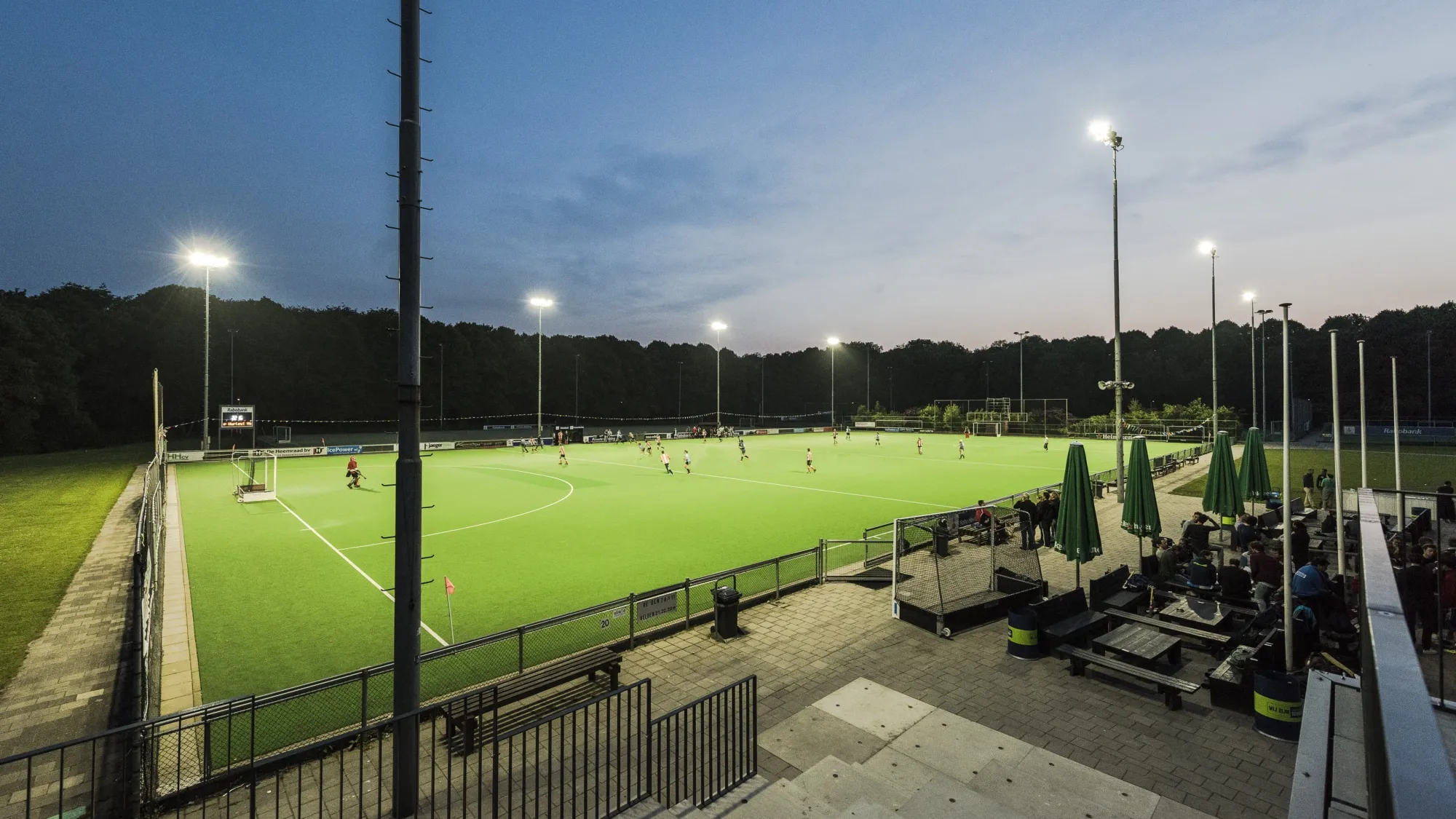 LED-veldverlichting van OVI bij hockeyclub Hurley, bij schemering
