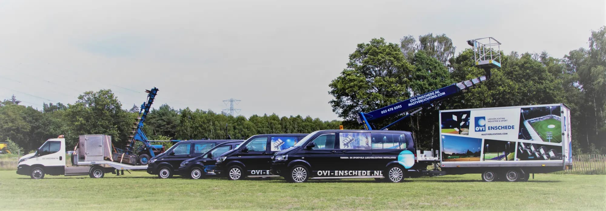 Wagenpark van OVI Enschede: bestelbussen en een hoogwerker voor de aanleg en het onderhoud van sportveldverlichting