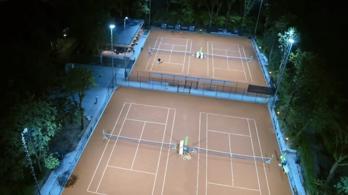 De verlichte banen van tennisvereniging TV Rico