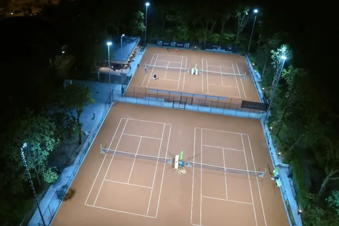 De verlichte banen van tennisvereniging TV Rico