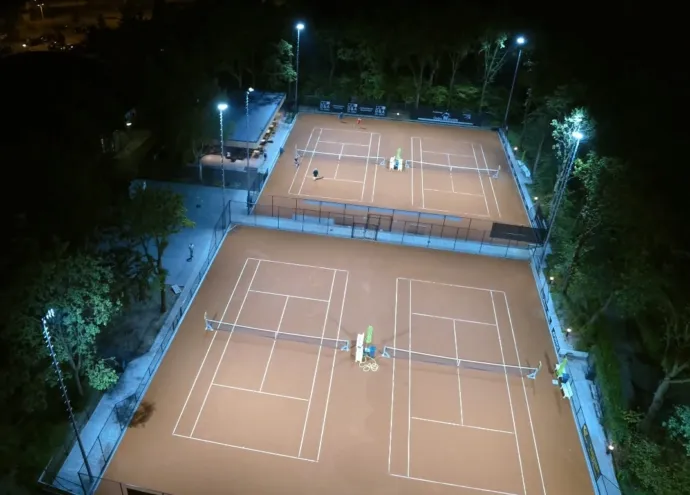 De verlichte banen van tennisvereniging TV Rico