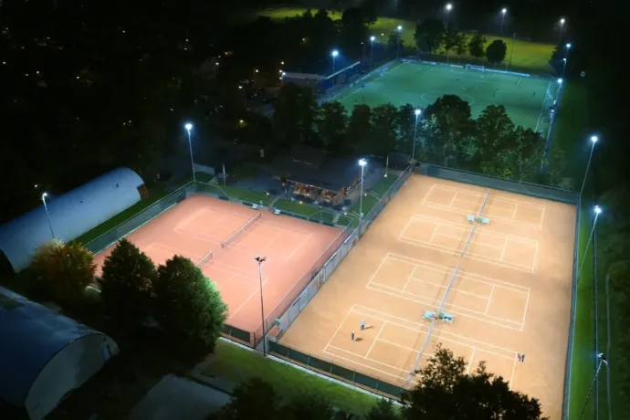 Luchtfoto van de LED-baanverlichting bij tennisclub De Schapekolk