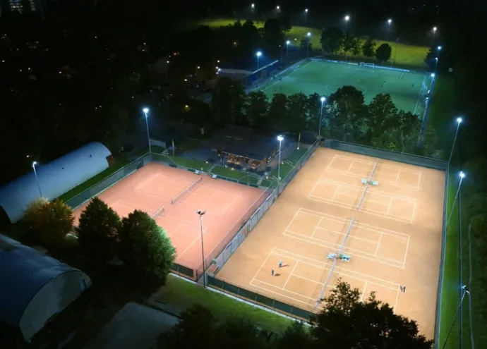 Luchtfoto van de LED-baanverlichting bij tennisclub De Schapekolk