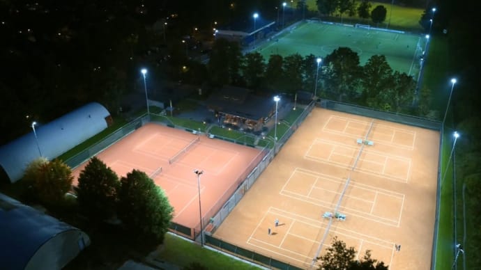 Luchtfoto van de LED-baanverlichting bij tennisclub De Schapekolk