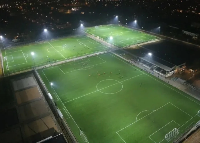 Luchtfoto van de LED-veldverlichting bij Zwart-Wit Harderwijk